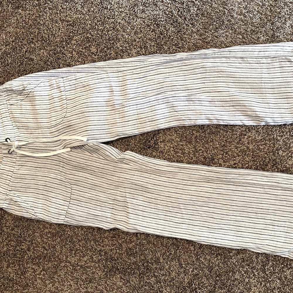 This is a pair of preowned Athleta 100% linen wide leg pants.